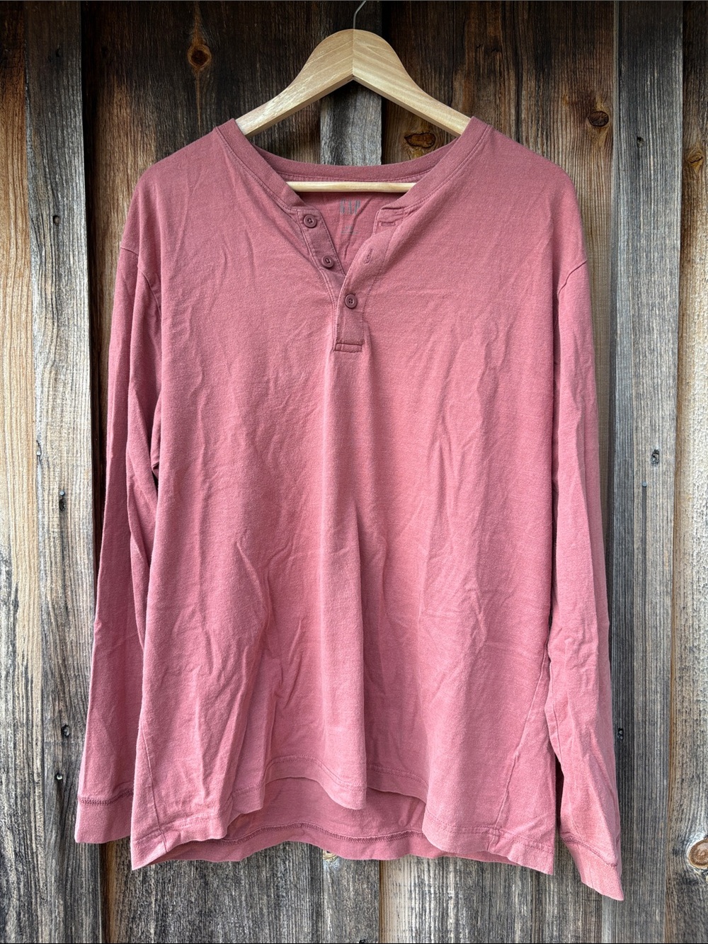 Men’s GAP Long-Sleeve Henley Top in Dusty Rose
